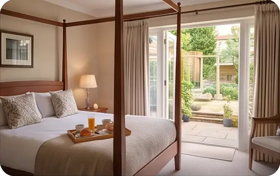 Gedekte ontbijttafel bij het raam van een Nederlandse bed & breakfast