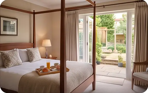 Gedekte ontbijttafel bij het raam van een Nederlandse bed & breakfast