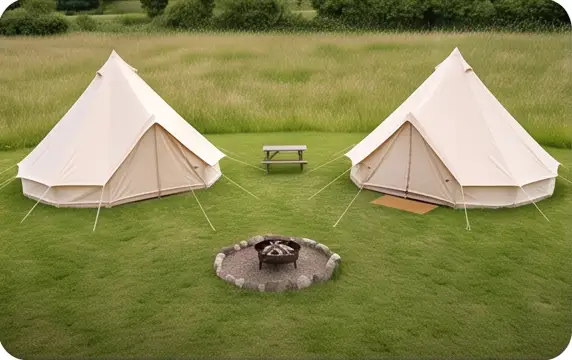 Groene kampeerplaatsen met tenten op een Nederlandse minicamping
