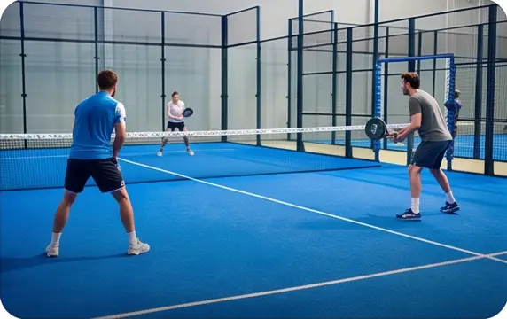 Padelbanen met glazen wanden bij een Nederlandse club